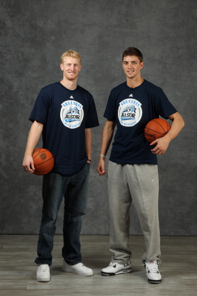 火箭队小前锋钱德勒-帕森斯在推