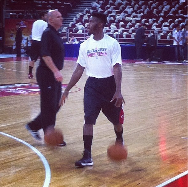 科尔做运球练习来放松.