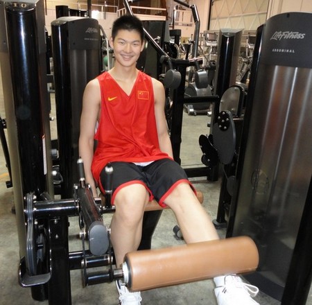 2004年,年仅10岁的王哲林被送到福州市体校接