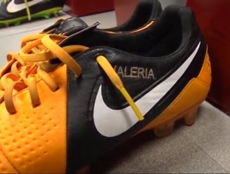 <em>伊涅斯塔</em>在球鞋上绣着<em>女儿</em>瓦莱莉