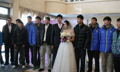 吉林中锋柳伟甜蜜新婚,各好友前来祝贺_虎扑C