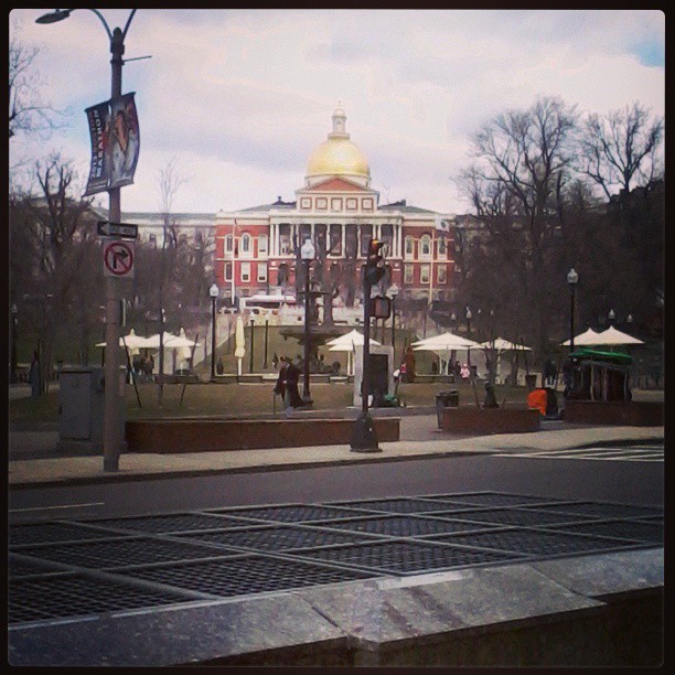 波士顿公园旁大风、寒冷的天气。.