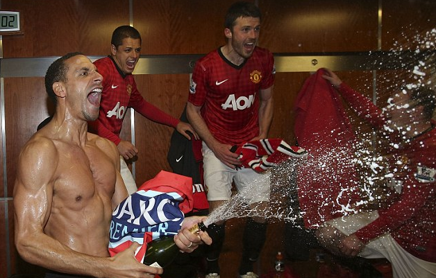 费迪南德疯狂庆祝夺冠,肌肉尽显_虎扑国际足球新声