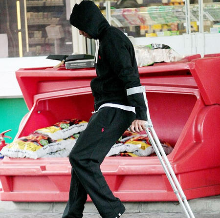 阿什利-扬目前只能以拐代步