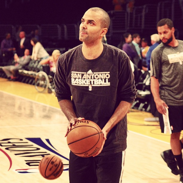 托尼-帕克正在练习投篮。.