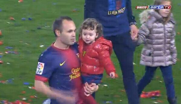 <em>伊涅斯塔</em>和<em>女儿</em>瓦莱莉娅。.