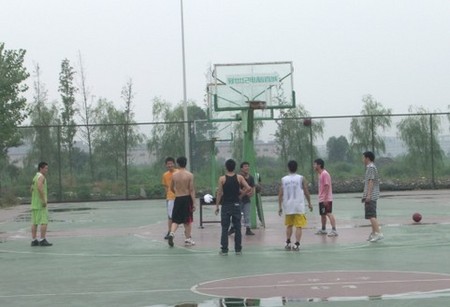 高度近视的悲哀,小伙打篮球摔跤视网膜脱落_虎