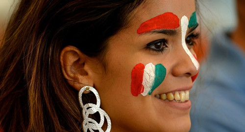 猜猜她是支持墨西哥还是意大利?.