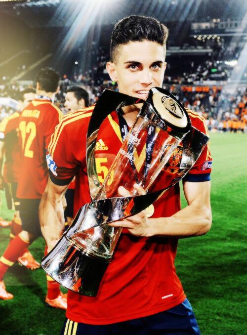 巴尔特拉抱着U21奖杯.