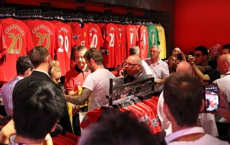 贝克汉姆现身曼联商店购20冠纪念品