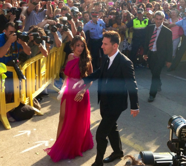 图片:梅西和他的女友安东内拉抵