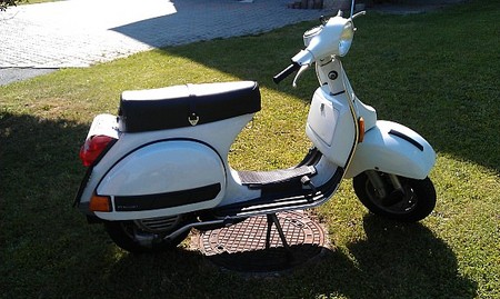 拜仁门将诺伊尔喜欢骑着黄蜂牌小型摩托车在阳