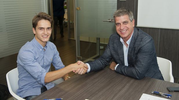 曼城中场丹尼斯-苏亚雷斯昨日正