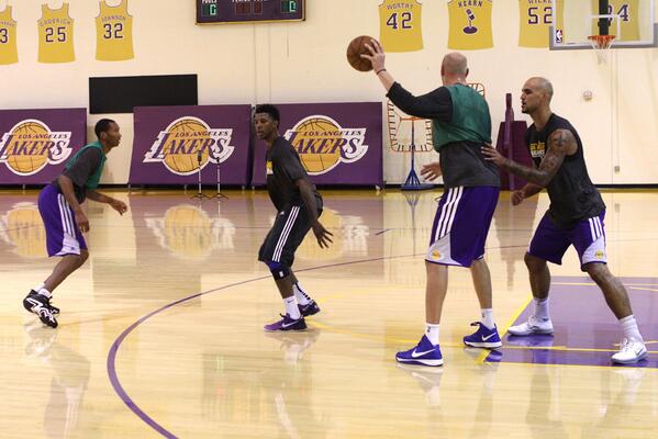 湖人球员在训练@卡曼@韦斯特-.