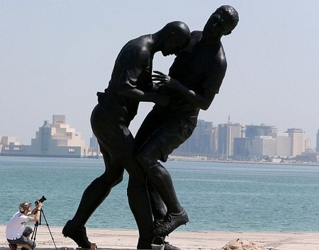 齐达内头顶马特拉齐雕像永久落地卡塔尔海边