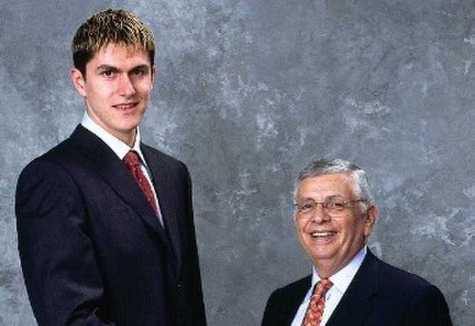 超人!米利西奇曾想撕开西装亮相选秀大会_虎扑