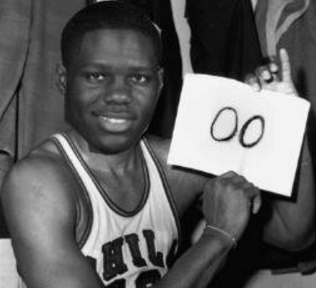 本内特爆砍0分后拍照纪念.