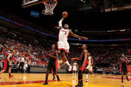 [流言板]韦德谈扣篮大赛:人们会希望詹姆斯跳过飞机 13回复