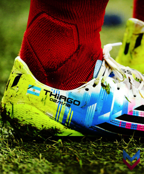 梅西新球鞋上他儿子蒂亚戈的名字.