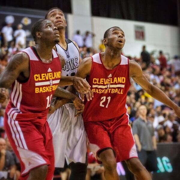 本内特:科比的球鞋穿破了,换詹姆斯的了_虎扑