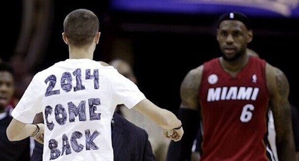 冲入球场挽留詹姆斯球迷:希望废除我的禁赛_虎