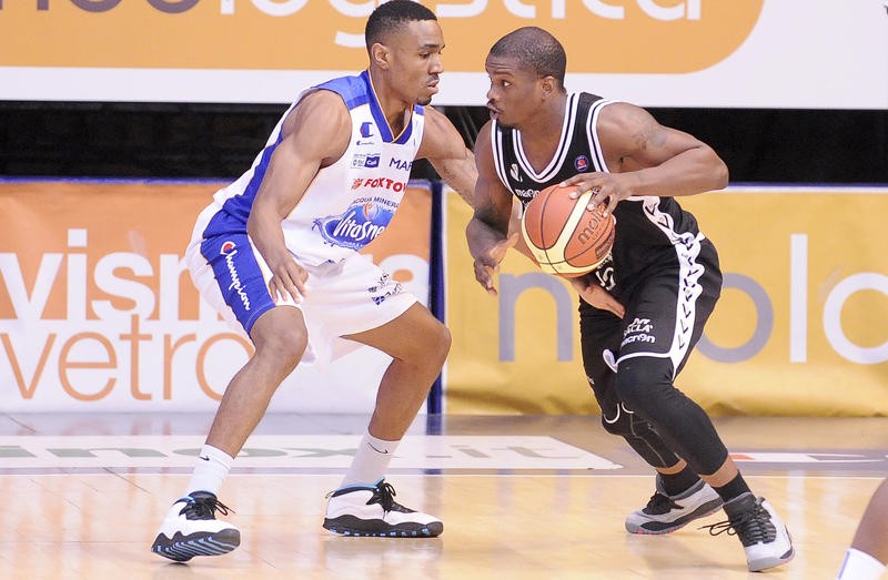 前NBA球员威利-沃伦和重庆队签约_虎扑NBA新