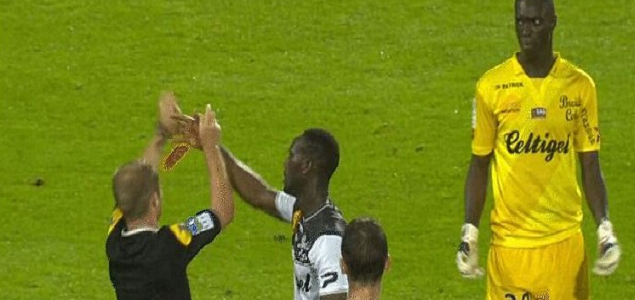 科特迪瓦后卫抢裁判红牌避免队友被罚下