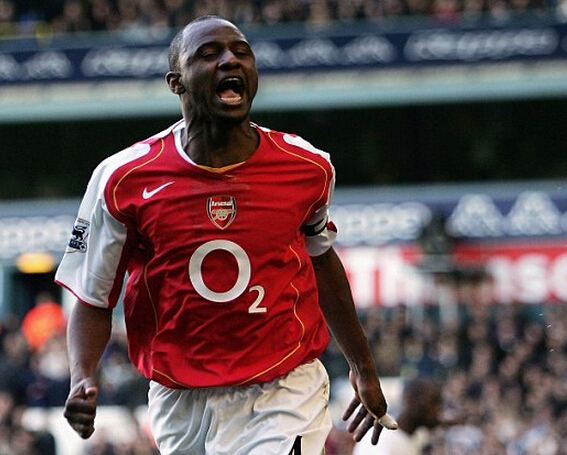 维埃拉是中场最可靠的屏障，他在