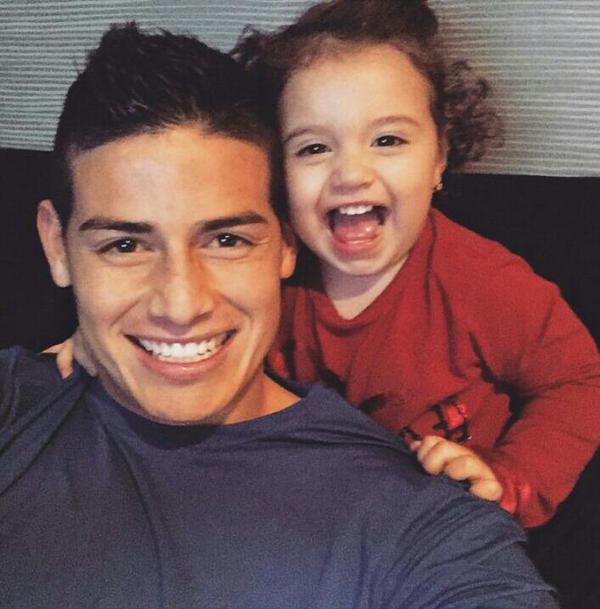 J罗与女儿萨罗梅。.