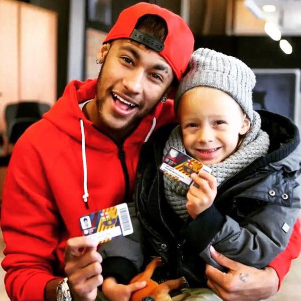 内马尔和儿子成为了巴萨新会员。