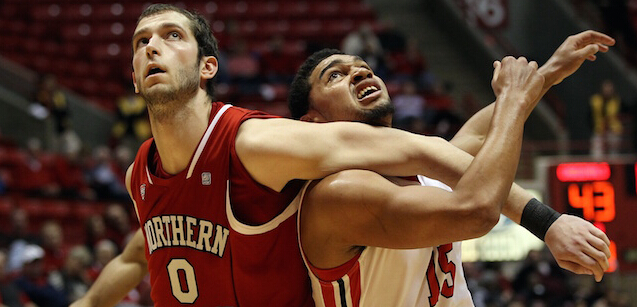 NCAA悍将愤怒一扣扣倒篮架_虎扑NBA新声