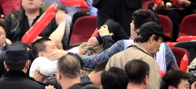 警方拘留扔水杯球迷,安装摄像仪便于取证_虎扑