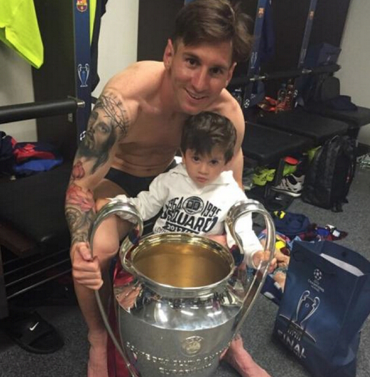 梅西赛后晒与儿子庆祝合影_虎扑国际足球新声