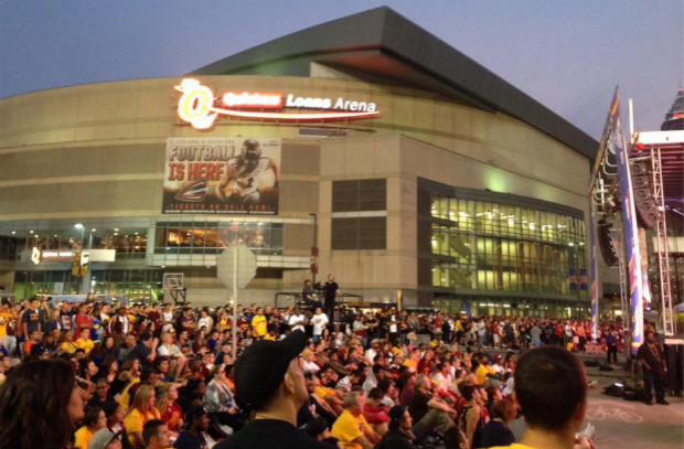 数千位骑士球迷球馆外看比赛_虎扑NBA新声