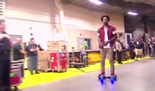 帅气!JR-史密斯脚踩风火轮参加比赛_虎扑NB