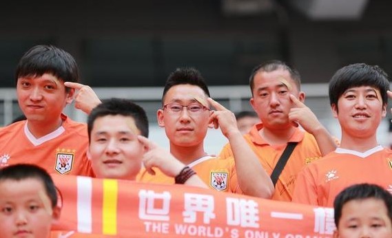 声援库卡!鲁能球迷眼角处贴上创可贴_虎扑中国