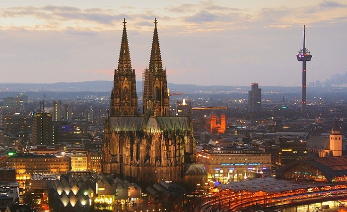 科隆俱乐部赠送客队特制徽章留念