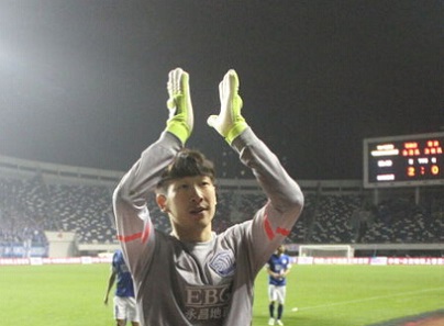 永昌门将关震因脚踢记者座椅被罚款1万_虎扑