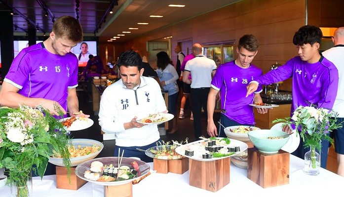 孙兴慜带领全队吃韩国料理