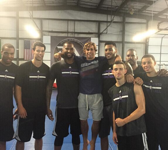 考辛斯携队友参加综合格斗私教课