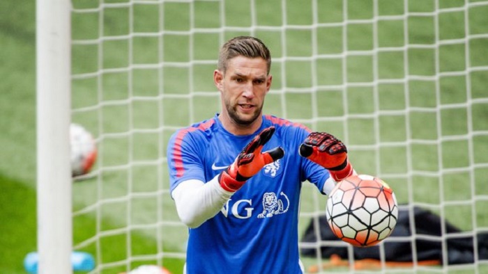 克鲁尔受伤,荷兰队招入圣徒门将