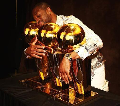 热火老板晒韦德拥抱冠军奖杯照_虎扑NBA新声