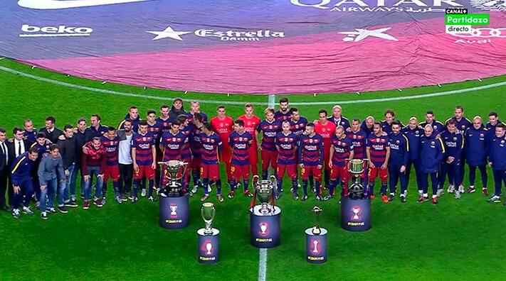 巴萨在诺坎普展示五冠王奖杯