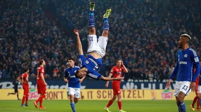 空中倒立!沙尔克新援高难度庆祝