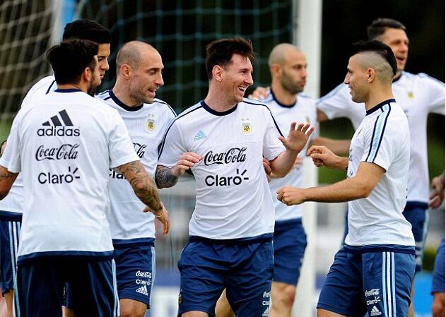 阿圭罗:梅西对阿根廷一直很重要_虎扑国际足球新闻