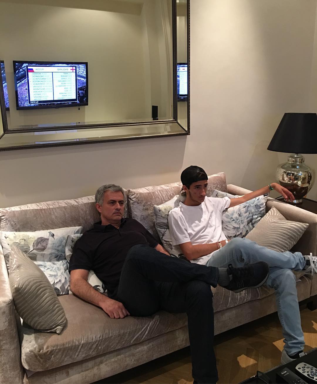 穆里尼奥在家中观看英格兰队比赛_虎扑国际足