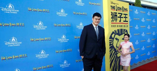 姚明携妻女看《狮子王》中文版首映_虎扑CBA