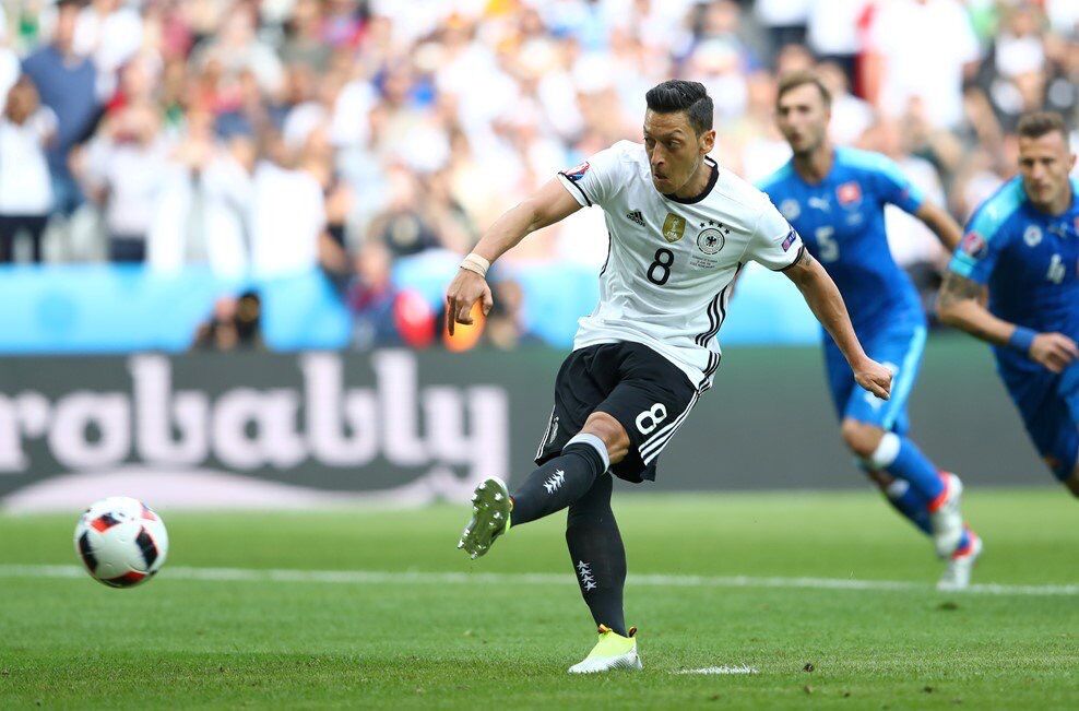 GIF:斯科特尔犯规送点!厄齐尔罚失点球_虎扑国