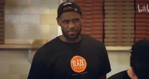 詹姆斯点大份披萨，并为披萨店点赞