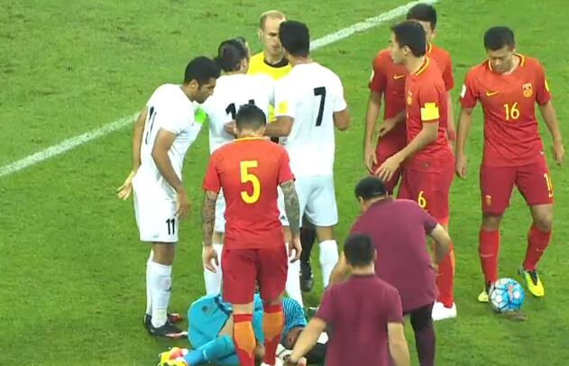 GIF:曾诚遭侵犯受伤接受治疗,伊朗球员吃黄牌